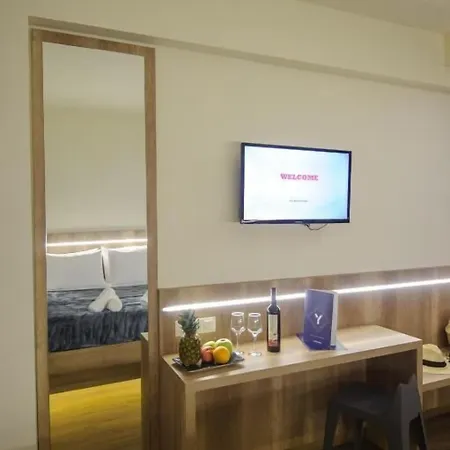 Отель Yakinthos 3*